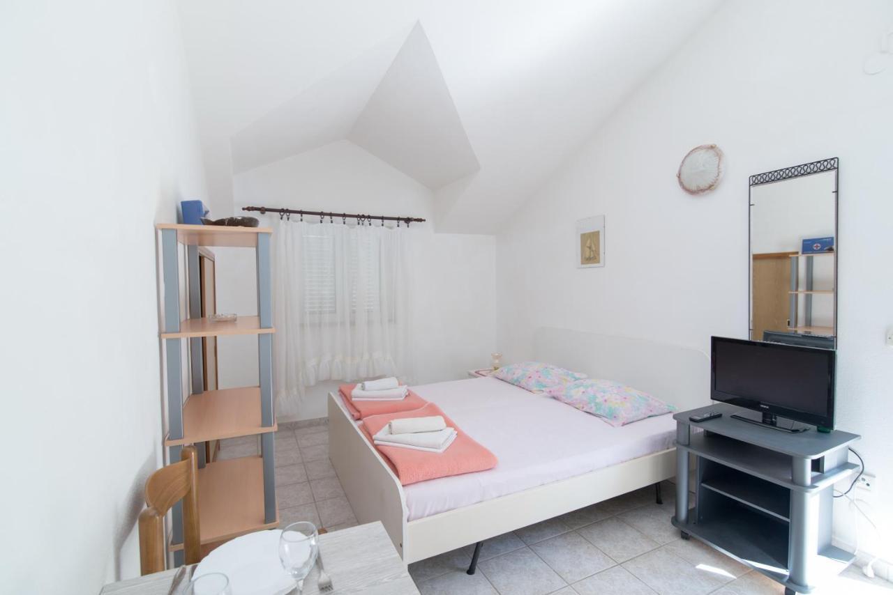 Apartments Pinija Supetar Eksteriør billede